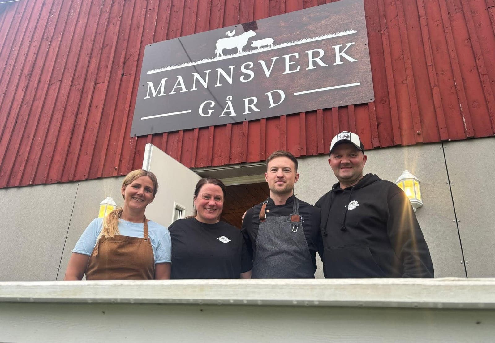 Teamet samlet utenfor gårdsbutikken